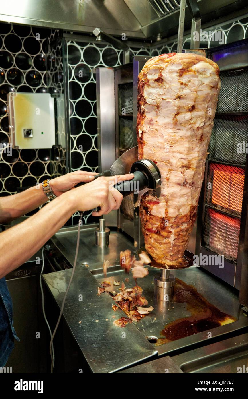 Der Döner, die Brottasche gefuellt mit Salat, Sauce, Feta und Fleisch, wird teurer. Foto Stock