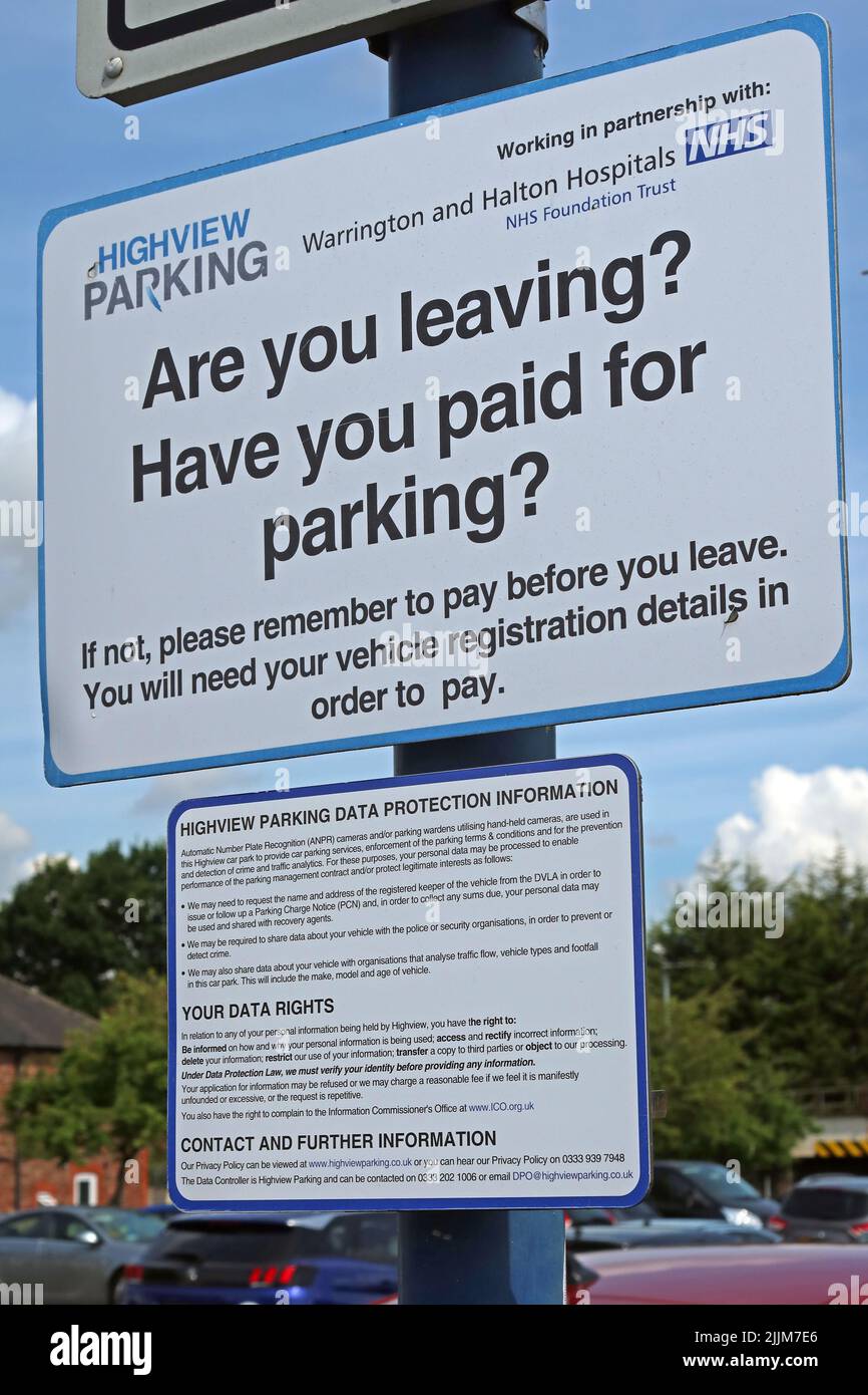 Parcheggio per personale, pazienti e visitatori, cartello a NHS, a Warrington Hospital, Lovely Lane, Warrington, Cheshire, Inghilterra, Regno Unito, WA5 1QG Foto Stock