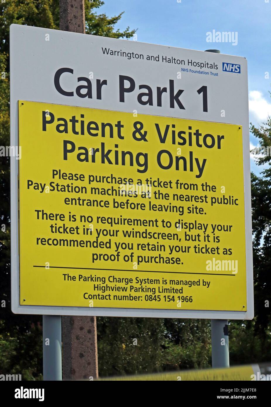 Parcheggio per personale, pazienti e visitatori, cartello giallo a NHS, all'ospedale Warrington, Lovely Lane, Warrington, Cheshire, INGHILTERRA, REGNO UNITO, WA5 1QG Foto Stock