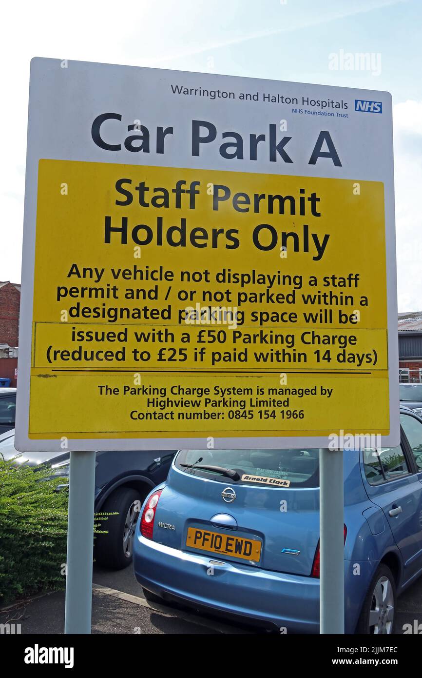 Parcheggio per personale, pazienti e visitatori, cartello giallo a NHS, all'ospedale Warrington, Lovely Lane, Warrington, Cheshire, INGHILTERRA, REGNO UNITO, WA5 1QG Foto Stock