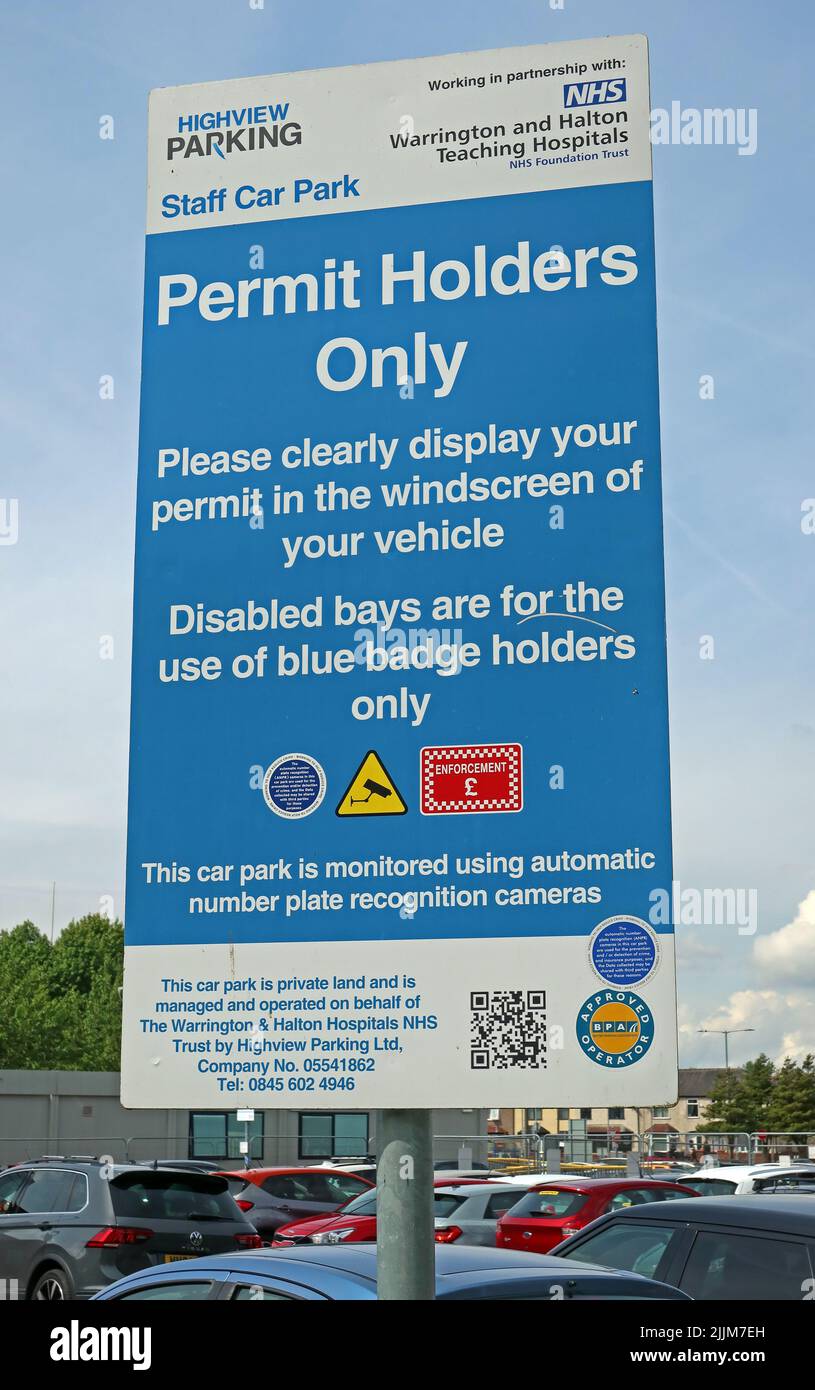 Parcheggio per personale, pazienti e visitatori, cartello a NHS, a Warrington Hospital, Lovely Lane, Warrington, Cheshire, Inghilterra, Regno Unito, WA5 1QG Foto Stock