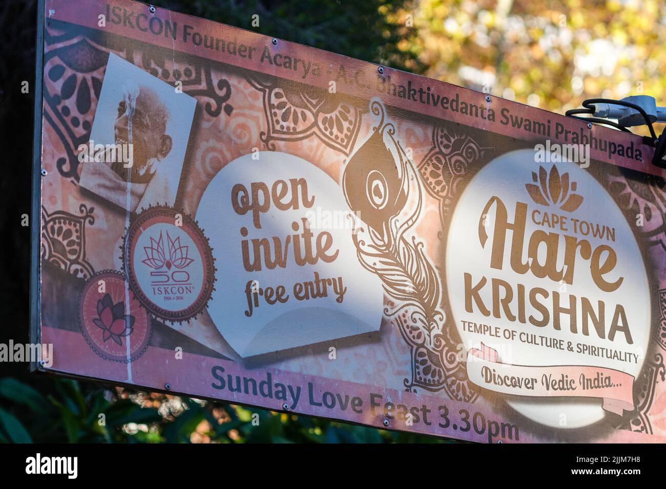 Cartello o segnaletica Hare Krishna che invita le persone a sperimentare una nuova spiritualità culturale a Città del Capo, Sud Africa Foto Stock