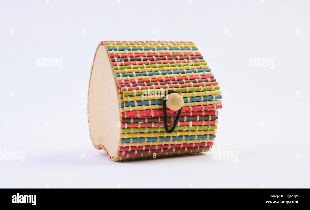 scatola multicolore. Scatola per piccoli articoli legno bambù cuore a forma di Foto Stock