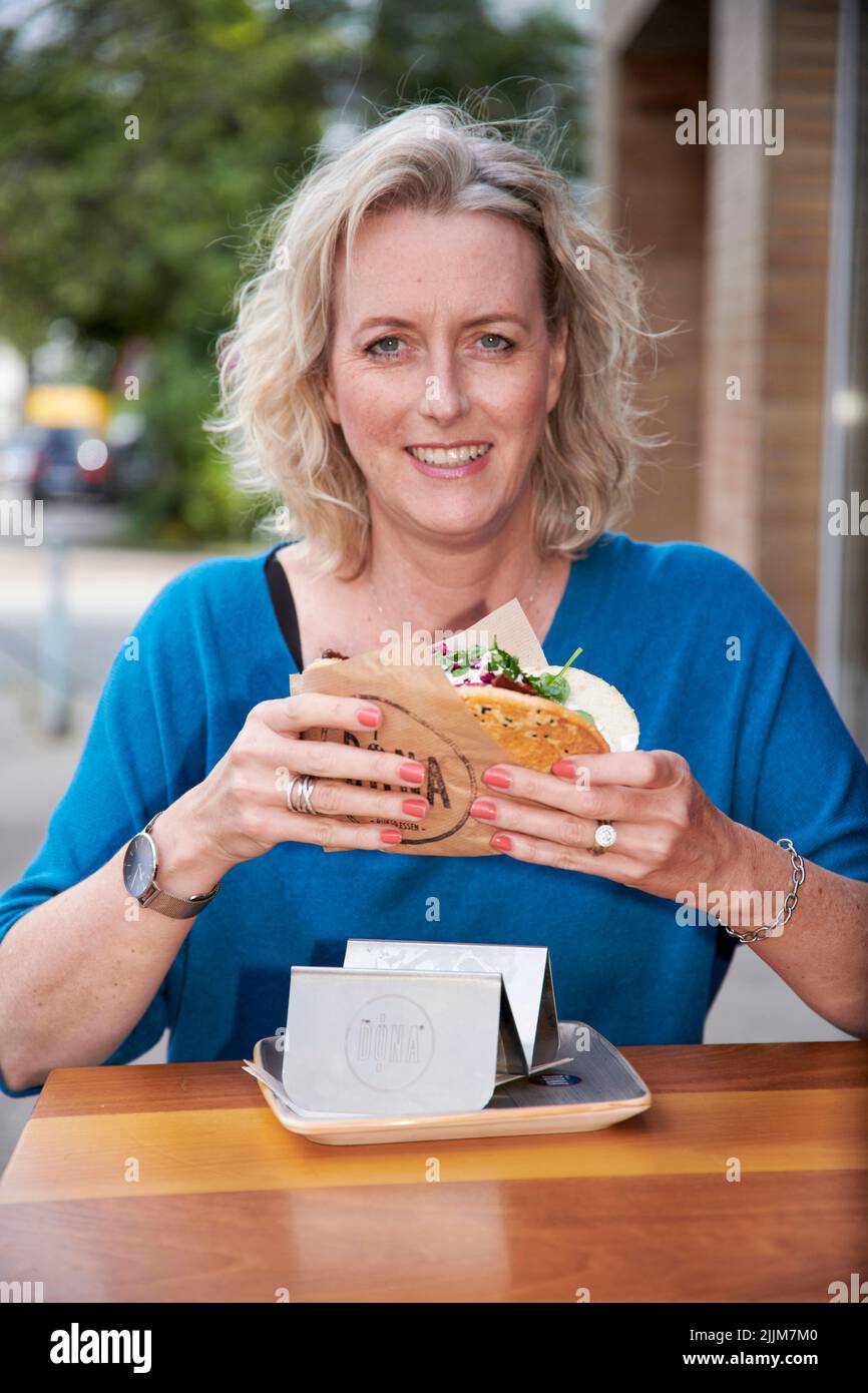 Der Döner, die Brottasche gefuellt mit Salat, Sauce, Feta und Fleisch, wird teurer. Foto Stock