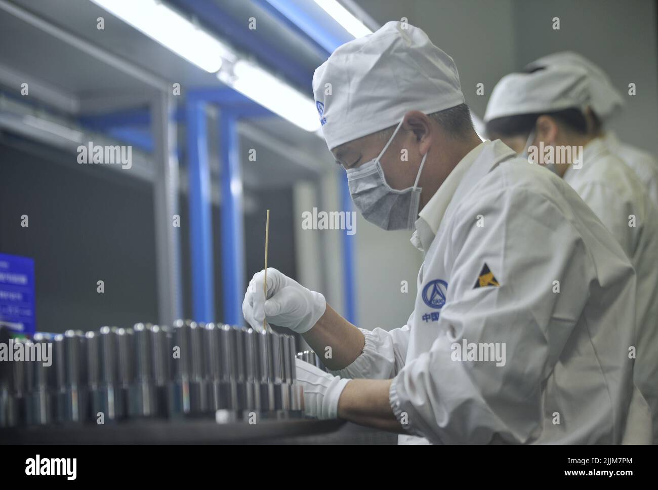 (220727) -- CHENGDU, 27 luglio 2022 (Xinhua) -- Yang Yinyu lavora in un laboratorio di Sichuan Aerospace Chuannan che avvia Explosive Technology Limited a Luzhou, provincia sudoccidentale del Sichuan della Cina, 14 luglio 2022. Yang Yinyu è un tecnico di classe speciale e ingegnere senior presso Sichuan Aerospace Chuannan che ha iniziato Explosive Technology Limited. Il lavoro di Yang e del suo team comprende la produzione di dispositivi esplosivi di vario tipo. Questi dispositivi svolgono un ruolo cruciale nel processo dall'accensione del razzo e dalla separazione del booster al lancio della carenatura e alla separazione della capsula e del razzo. Th Foto Stock