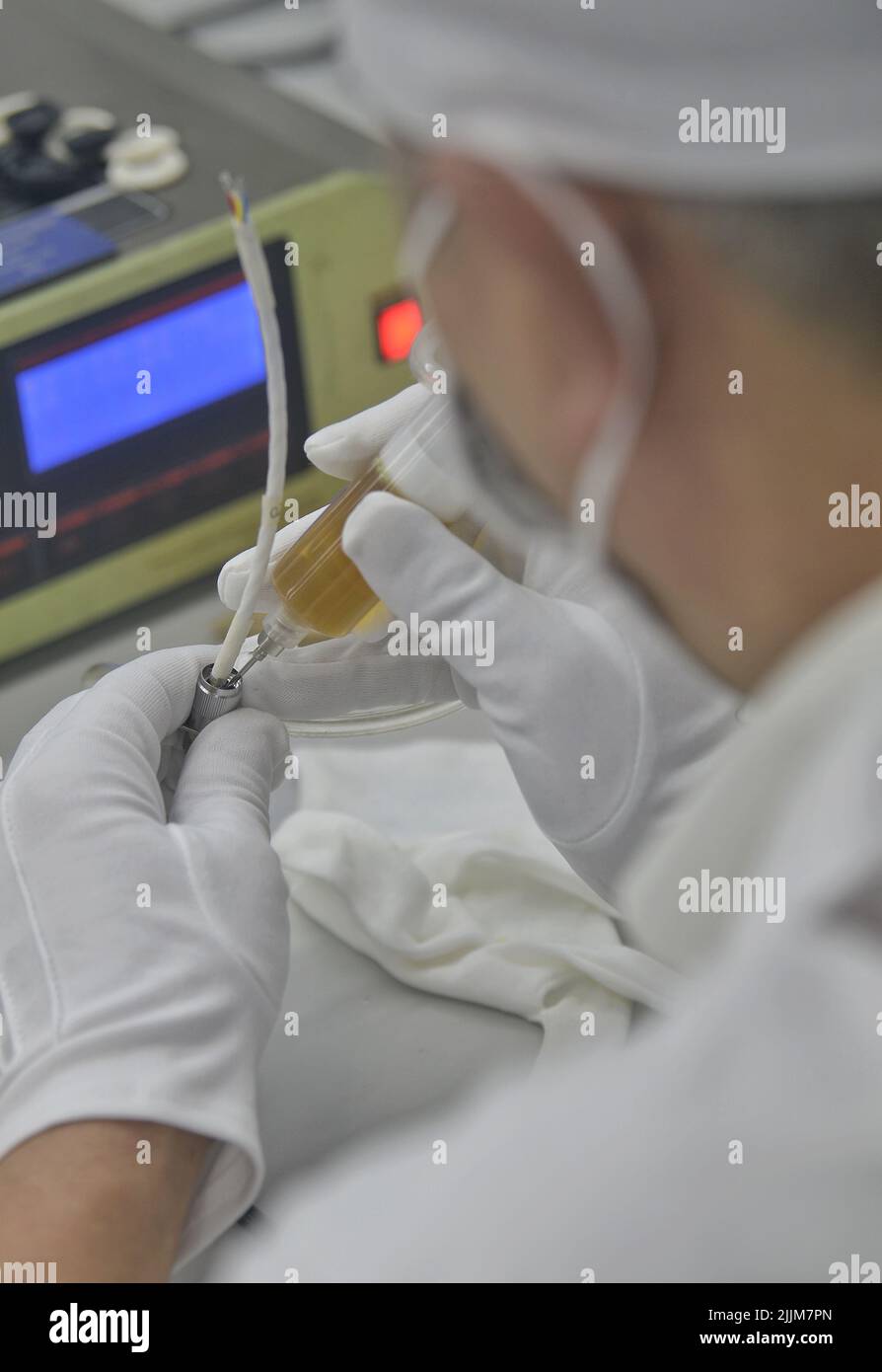 (220727) -- CHENGDU, 27 luglio 2022 (Xinhua) -- Yang Yinyu lavora in un laboratorio di Sichuan Aerospace Chuannan che avvia Explosive Technology Limited a Luzhou, provincia sudoccidentale del Sichuan della Cina, 14 luglio 2022. Yang Yinyu è un tecnico di classe speciale e ingegnere senior presso Sichuan Aerospace Chuannan che ha iniziato Explosive Technology Limited. Il lavoro di Yang e del suo team comprende la produzione di dispositivi esplosivi di vario tipo. Questi dispositivi svolgono un ruolo cruciale nel processo dall'accensione del razzo e dalla separazione del booster al lancio della carenatura e alla separazione della capsula e del razzo. Th Foto Stock