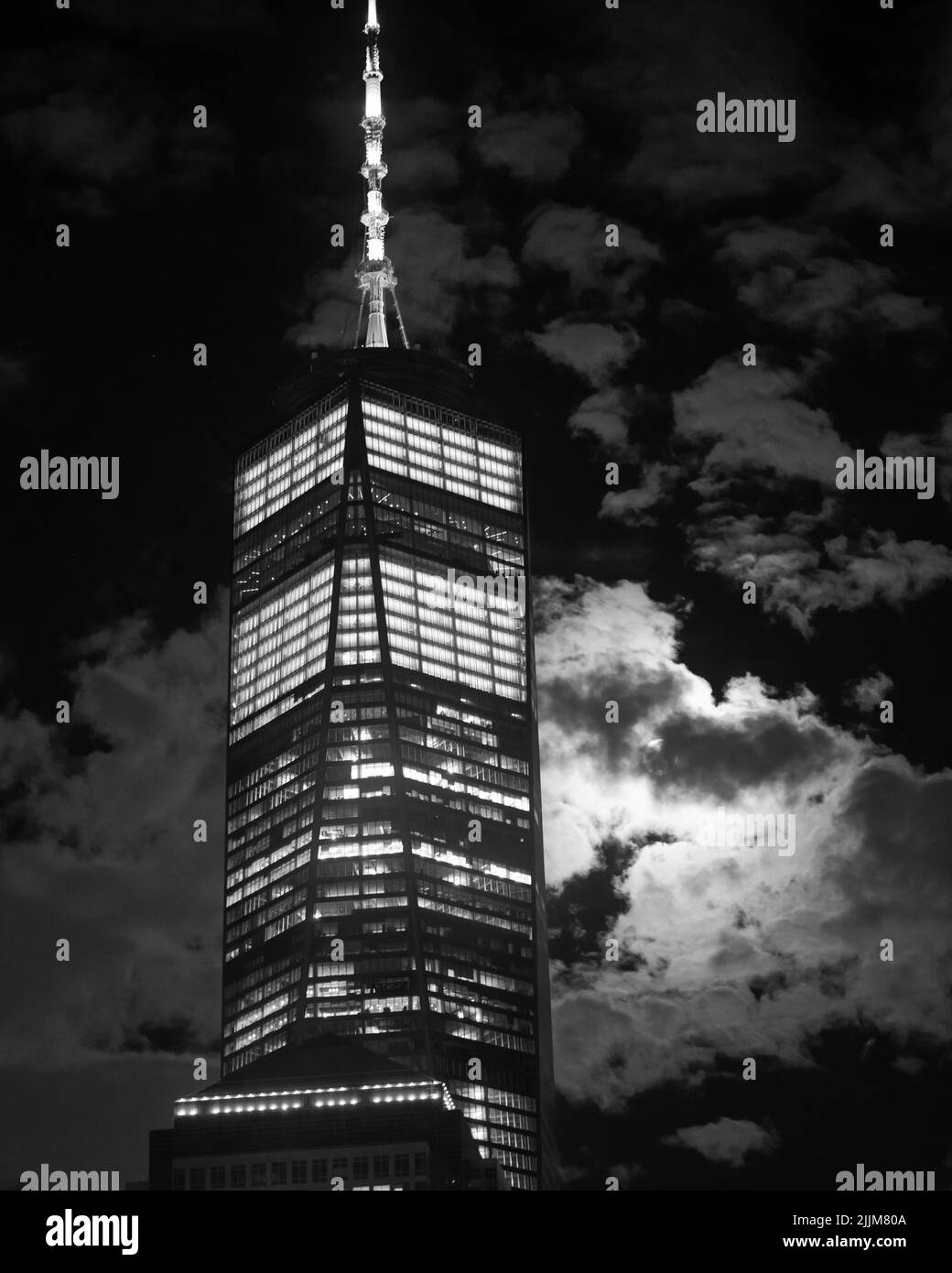 Un'immagine verticale in scala di grigi del One World Trade Center chiamato anche Freedom Tower a New York City, USA Foto Stock