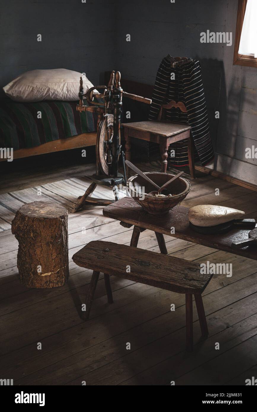 Un colpo verticale di interno di una vecchia casa polacca nel museo del villaggio di Radom in Polonia Foto Stock