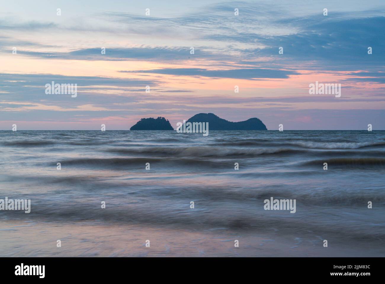 Le isole Satang (Pulau Satang Besar & Pulau Satang Kecil) come visto durante le ore di tramonto in Kuching Foto Stock