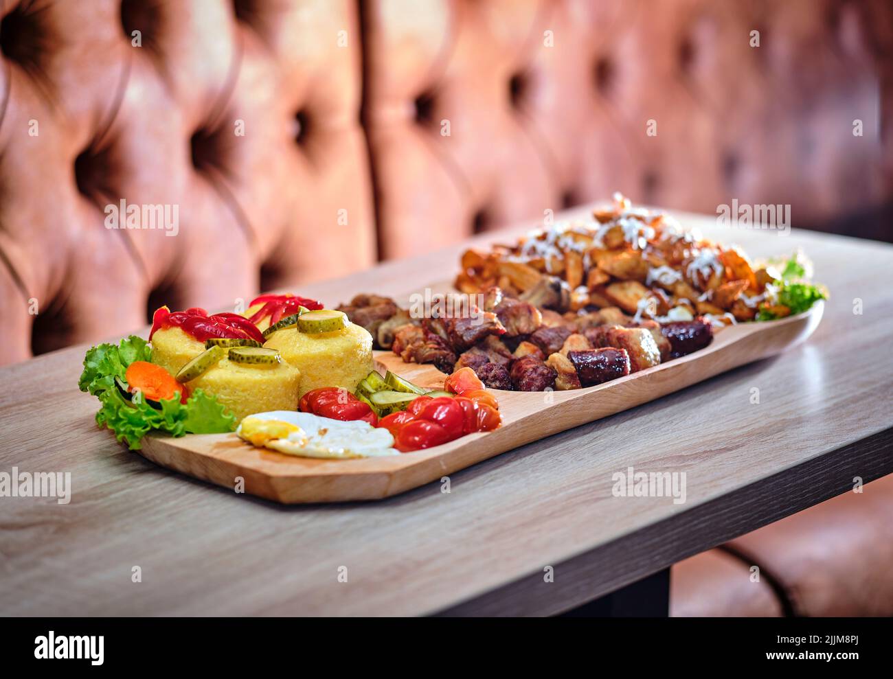 Un primo piano di un pasto tradizionale rumeno su un tavolo Foto Stock
