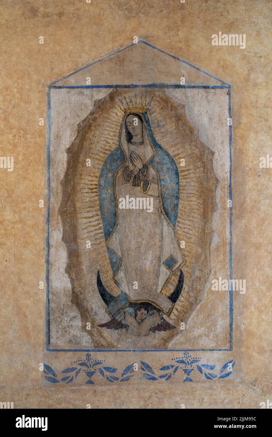 Un colpo verticale di un dipinto della Madre di Dio Foto Stock