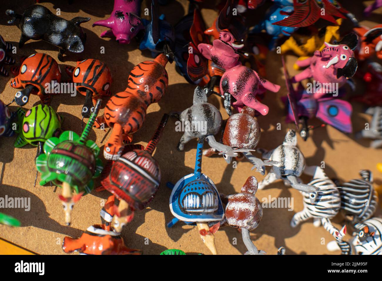 Una vista dall'alto in primo piano di una collezione di colorati personaggi giocattolo per bambini in un mazzo Foto Stock