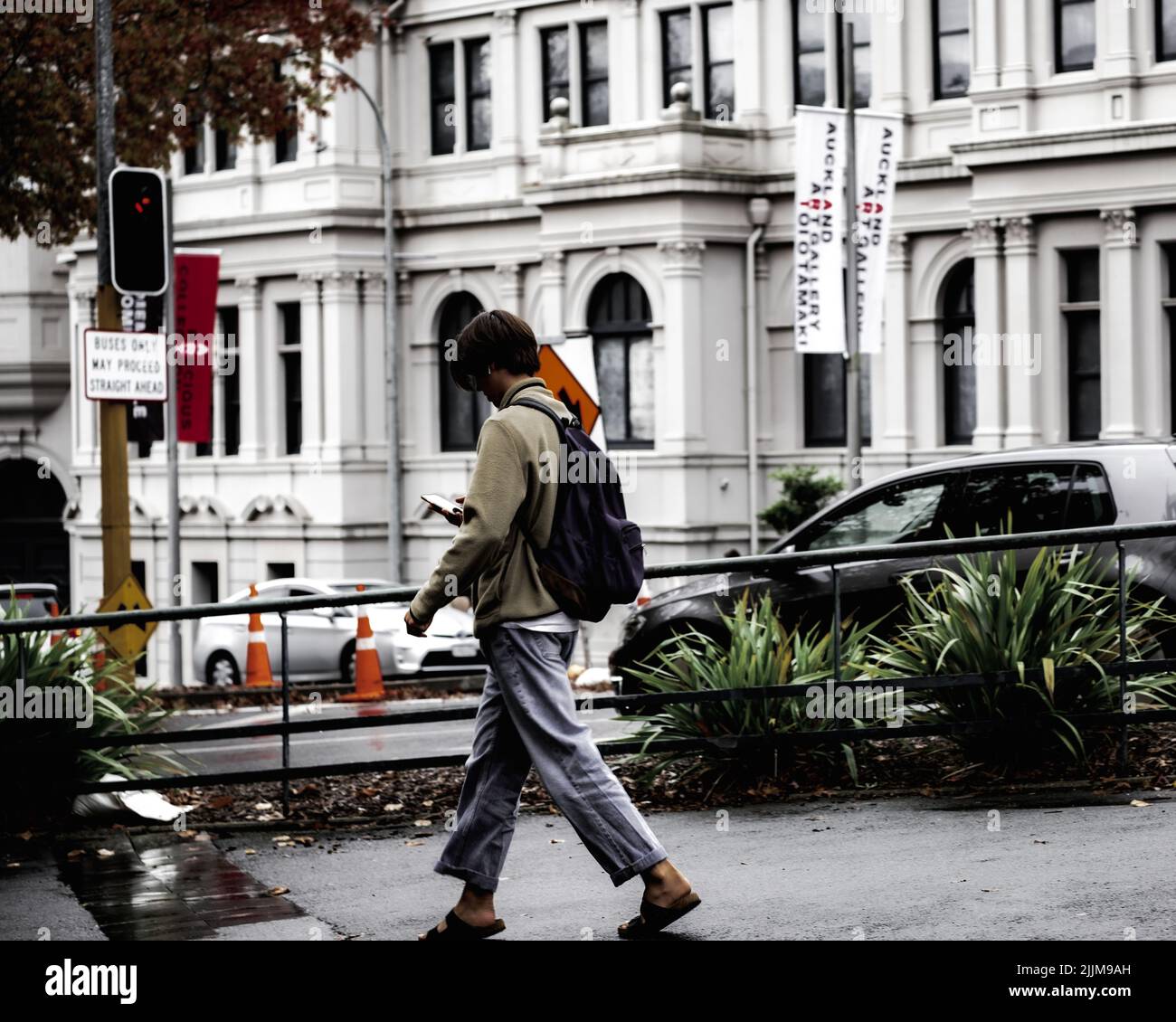 Una bella foto di una persona che cammina per le strade di Auckland in Nuova Zelanda Foto Stock