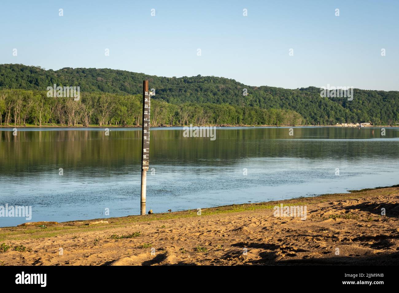 Indicatore del livello dell'acqua, fiume Mississippi, Prairie du Chien, USA. Questo indicatore consente di monitorare il livello dell'acqua del fiume. Foto Stock