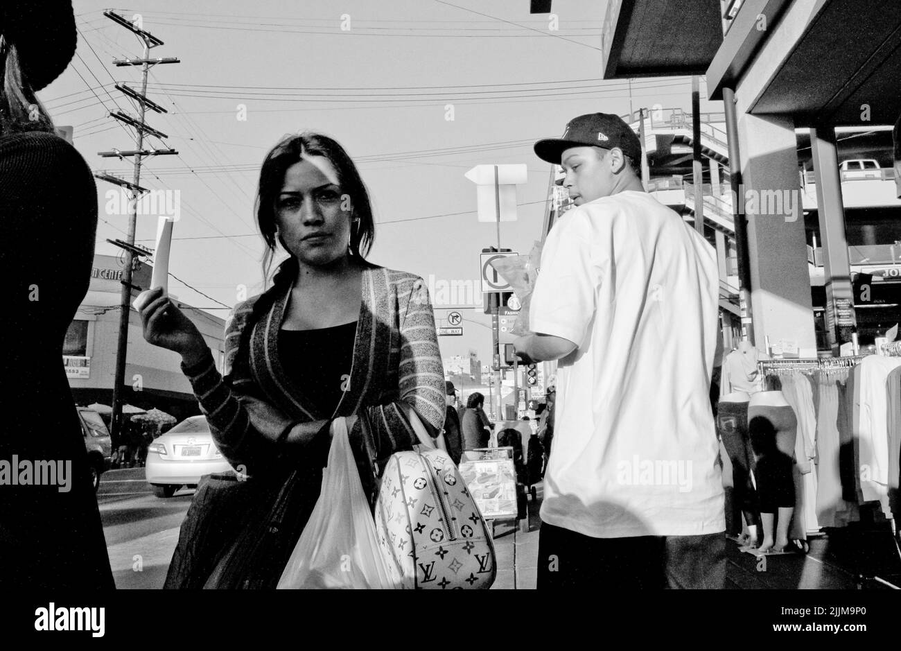 Le strade del centro di Los Angeles con gente casuale e negozi in scala di grigi Foto Stock