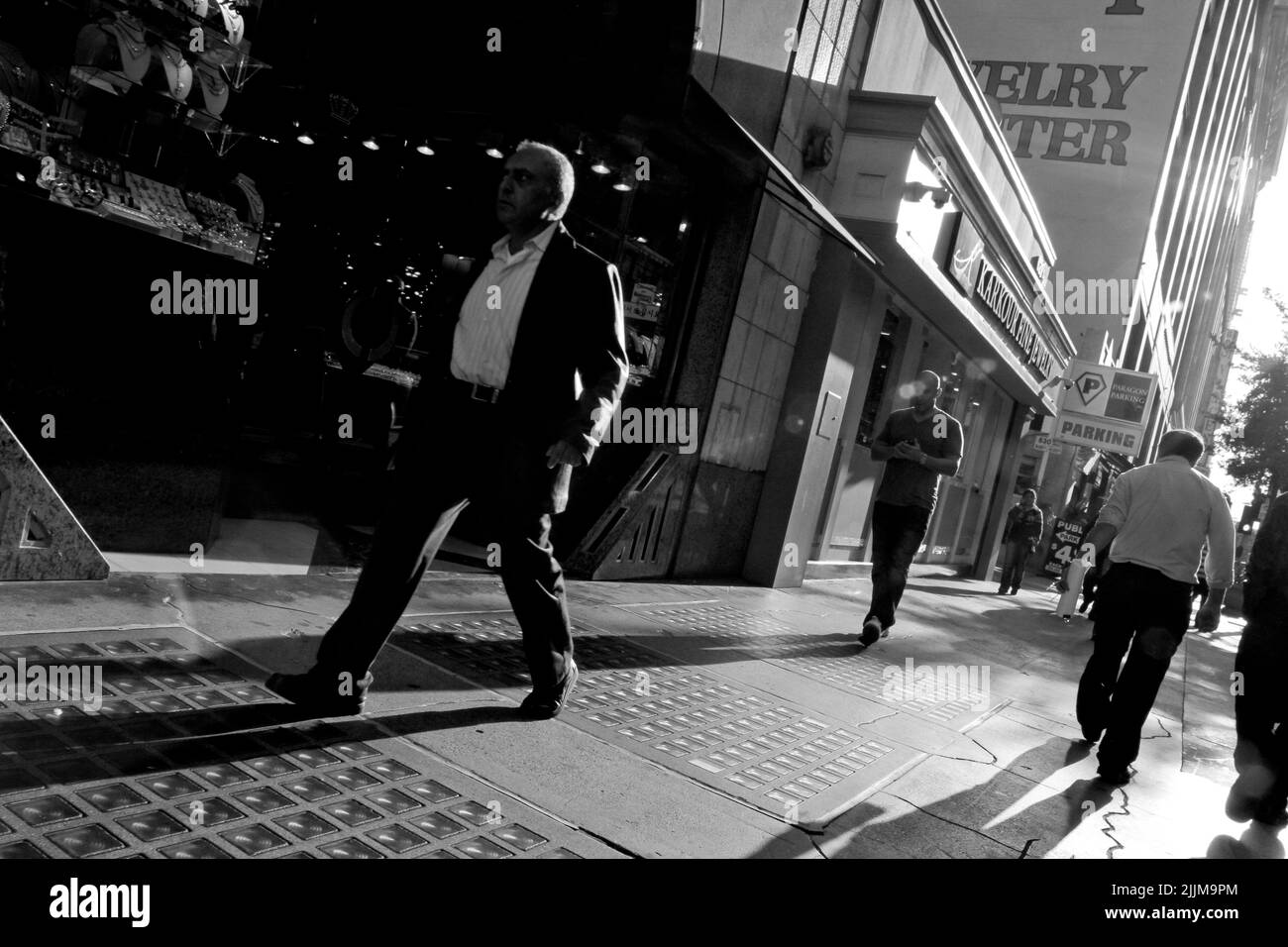 Le strade del centro di Los Angeles con gente casuale e negozi in scala di grigi Foto Stock