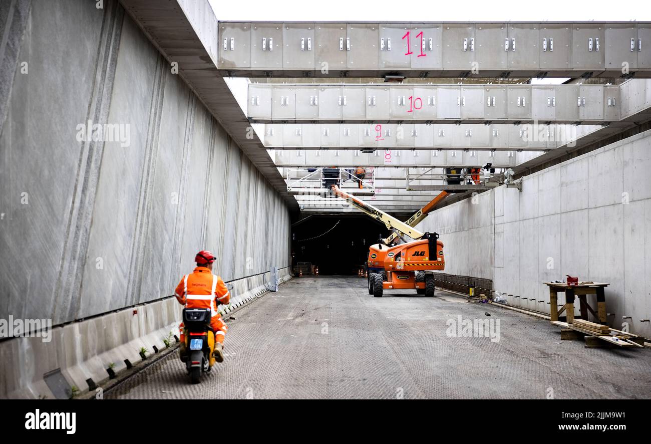 2022-07-27 14:11:52 AMSTERDAM - lavori nel tunnel di Piet Hein. Il tunnel di Amsterdam è in fase di ristrutturazione. Ad esempio, si sostituiscono gli impianti tecnici obsoleti e si affrontano le vie di fuga, il drenaggio delle acque, gli impianti di allarme antincendio, le strade private e gli impianti di telecamere. ANP RAMON VAN FLYMEN olanda OUT - belgio OUT Foto Stock