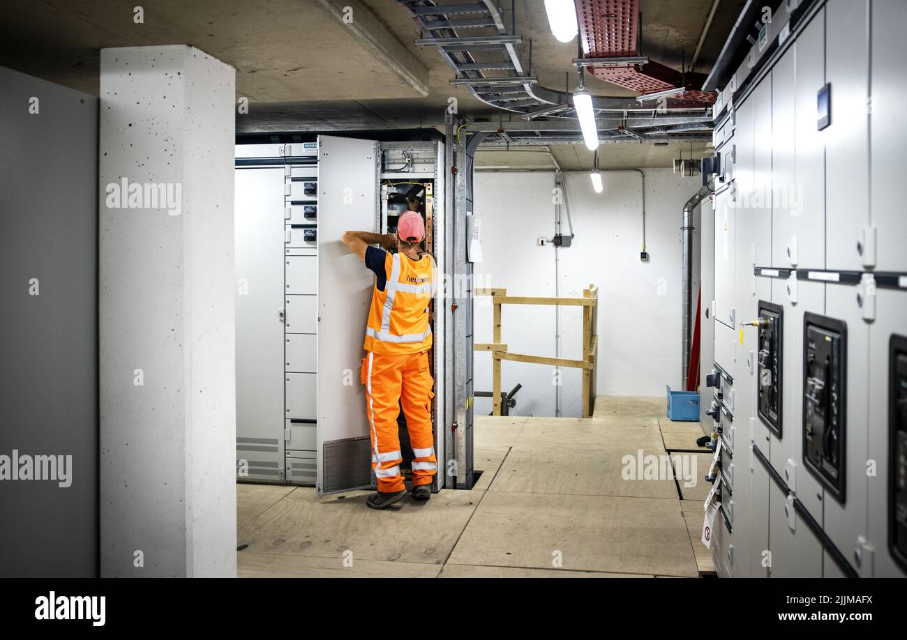 2022-07-27 14:54:07 AMSTERDAM - lavori nel tunnel di Piet Hein. Il tunnel di Amsterdam è in fase di ristrutturazione. Ad esempio, si sostituiscono gli impianti tecnici obsoleti e si affrontano le vie di fuga, il drenaggio delle acque, gli impianti di allarme antincendio, le strade private e gli impianti di telecamere. ANP RAMON VAN FLYMEN olanda OUT - belgio OUT Foto Stock