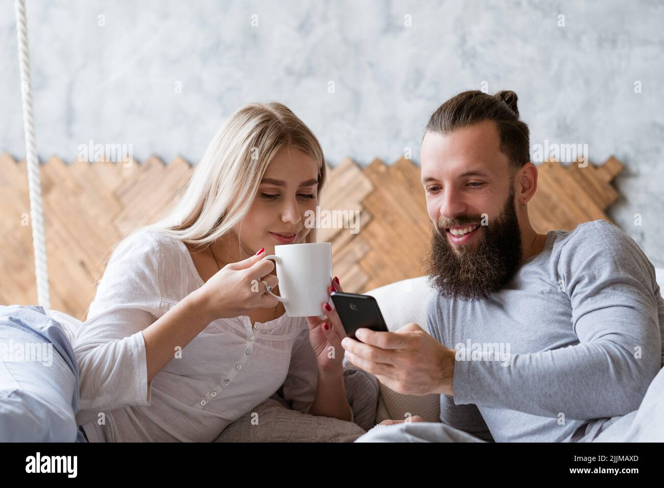 coppia discutere i piani donna tazza uomo smartphone Foto Stock