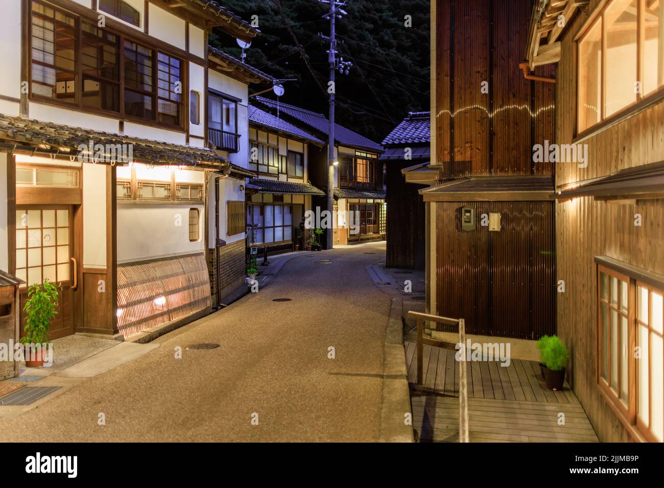 Serata lungo la tradizionale strada principale nel tranquillo villaggio di Ine, Kyoto Foto Stock