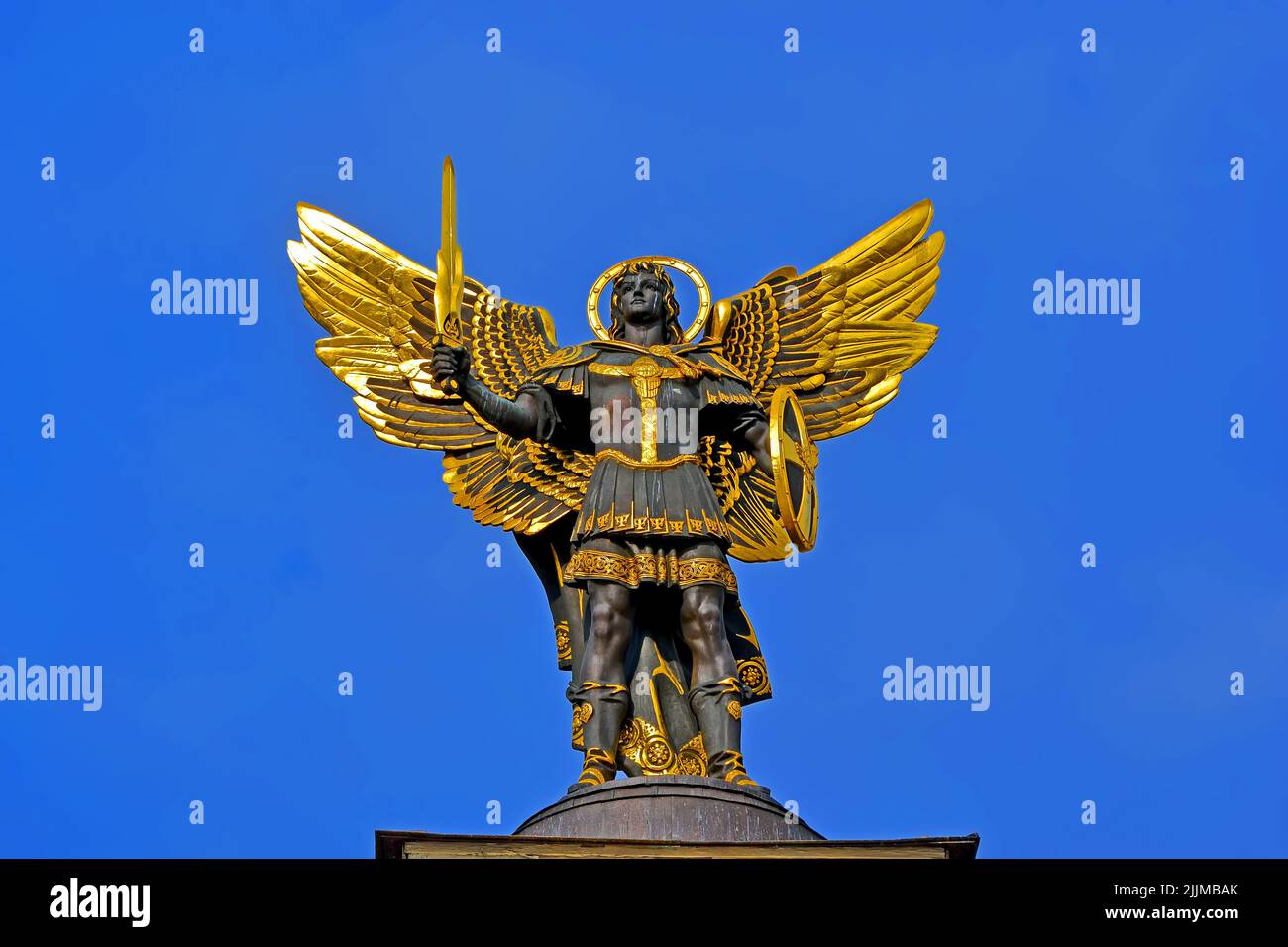 Statua di San Michele in cielo blu a Kiev (Kiev), Ucraina Golden Human con ali dorate e spada in mano. Foto Stock
