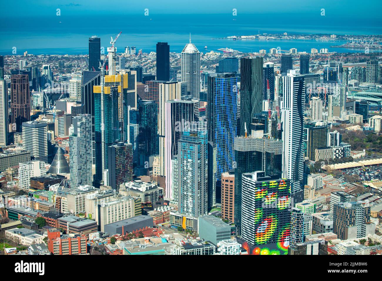 Una vista aerea dello skyline di Melbourne in una splendida giornata di sole Foto Stock