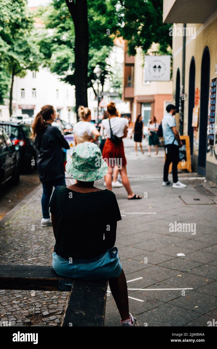 Un colpo verticale di alcune persone su una strada durante il giorno Foto Stock