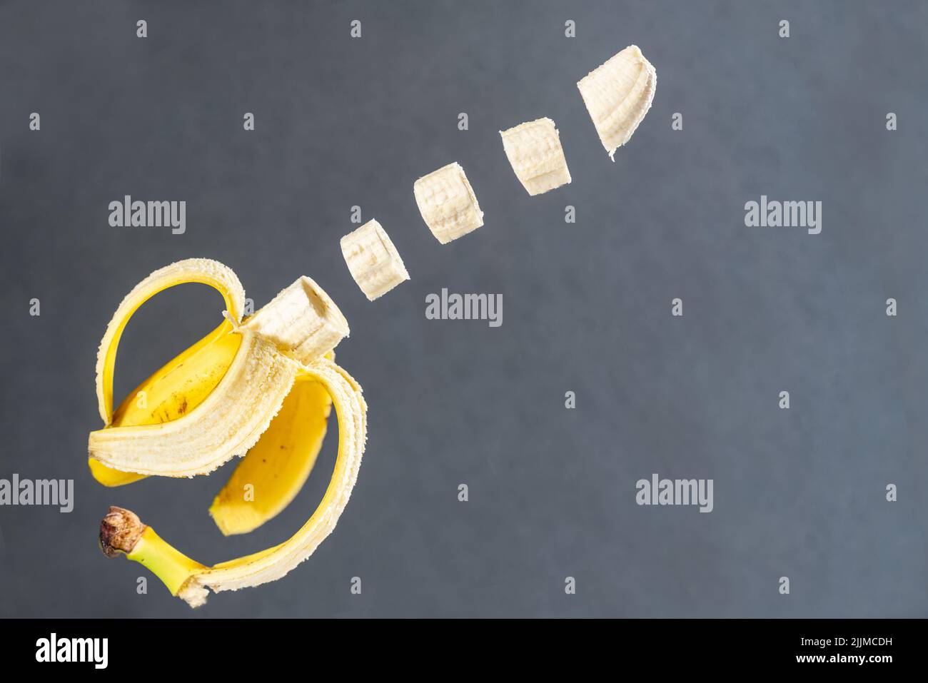 Un primo piano di banana tagliata isolata su sfondo grigio. Foto Stock