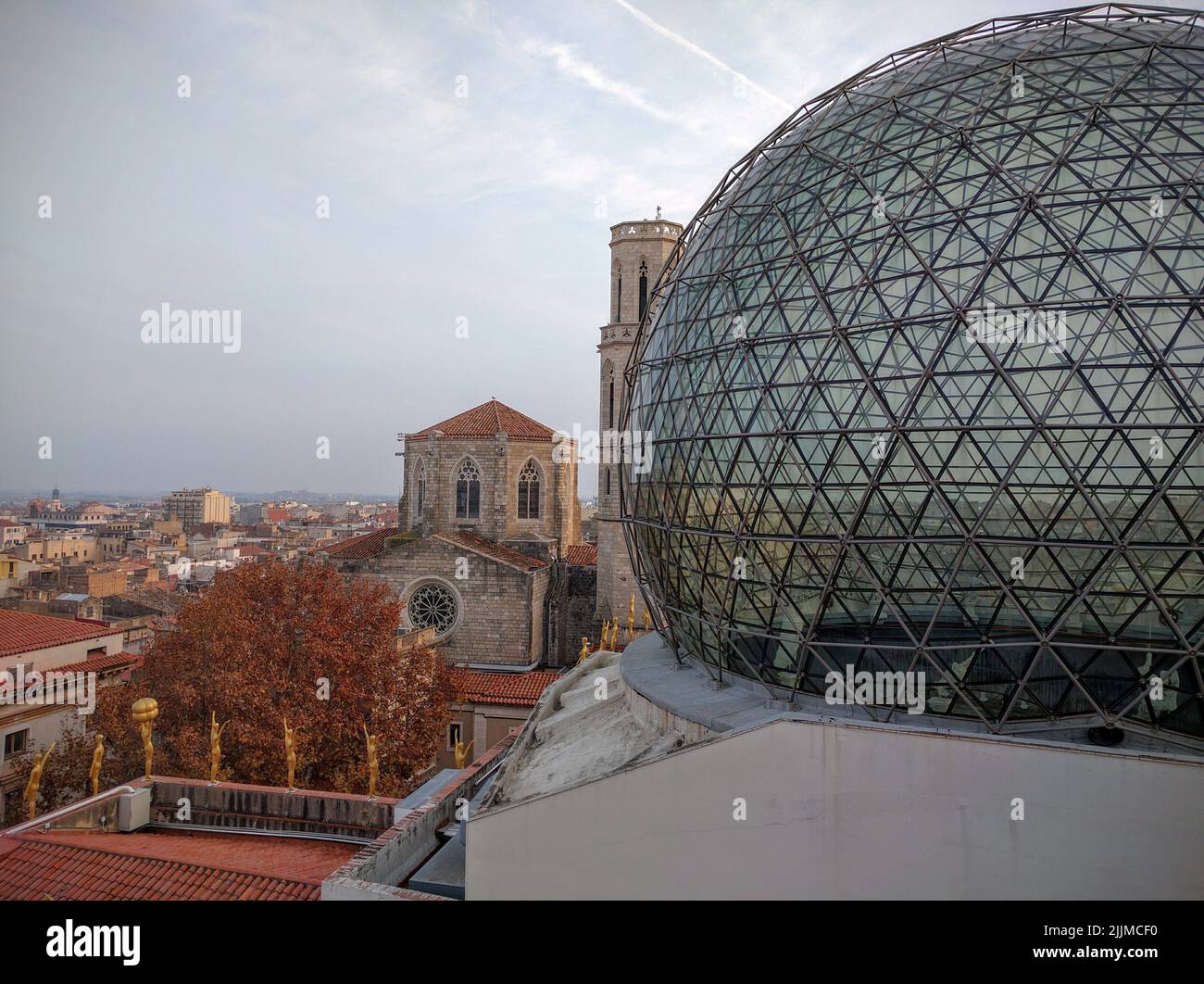 Una foto dal tetto del museo Dali a Figueres Foto Stock