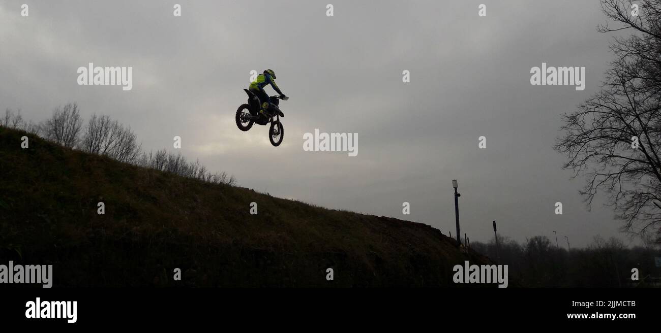 Primo piano di una persona che guida una motocicletta Foto Stock