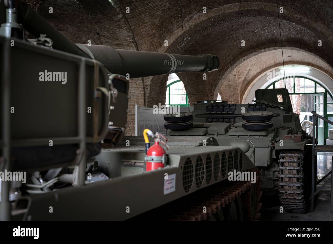 Un carro armato nascosto all'interno del vecchio magazzino industriale. Foto Stock