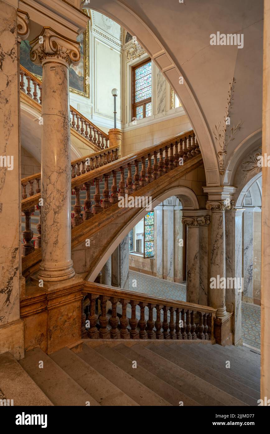Un colpo verticale dell'interno vintage in stile rococò di un vecchio palazzo con scale in Russia Foto Stock