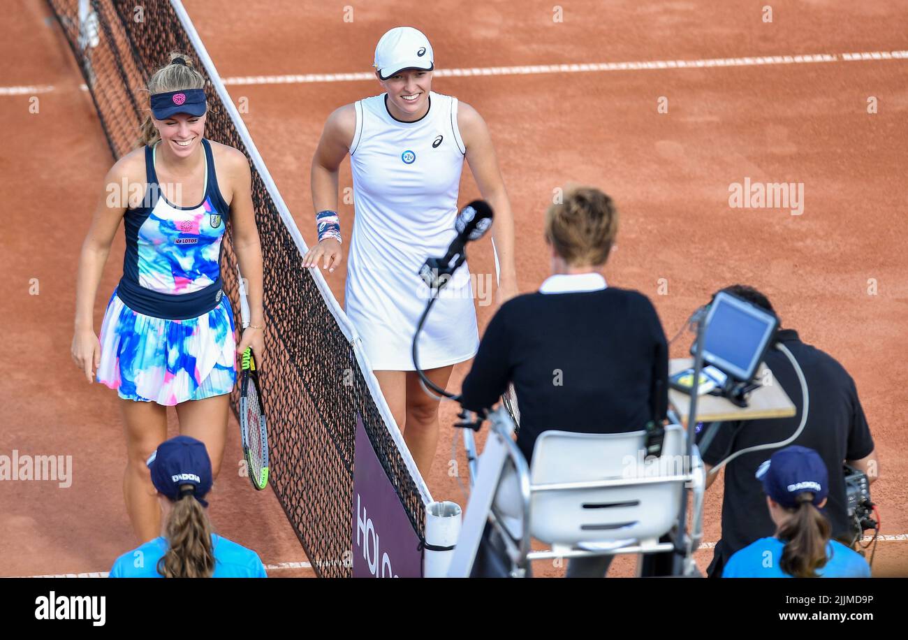 Varsavia, Polonia. 27th luglio 2022. La Polonia IgA Swiatek parla con Magdalena Frech della Polonia dopo il primo round del WTA250 BNP Paribas Poland Open il 27 luglio 2022 a Varsavia, in Polonia. (Foto di PressFocus/Sipa USA)France OUT, Poland OUT Credit: Sipa USA/Alamy Live News Foto Stock