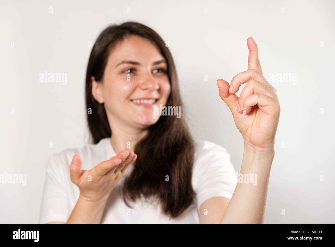 Una donna mostra un'insolita capacità di piegare il dito in una sola articolazione. Foto Stock