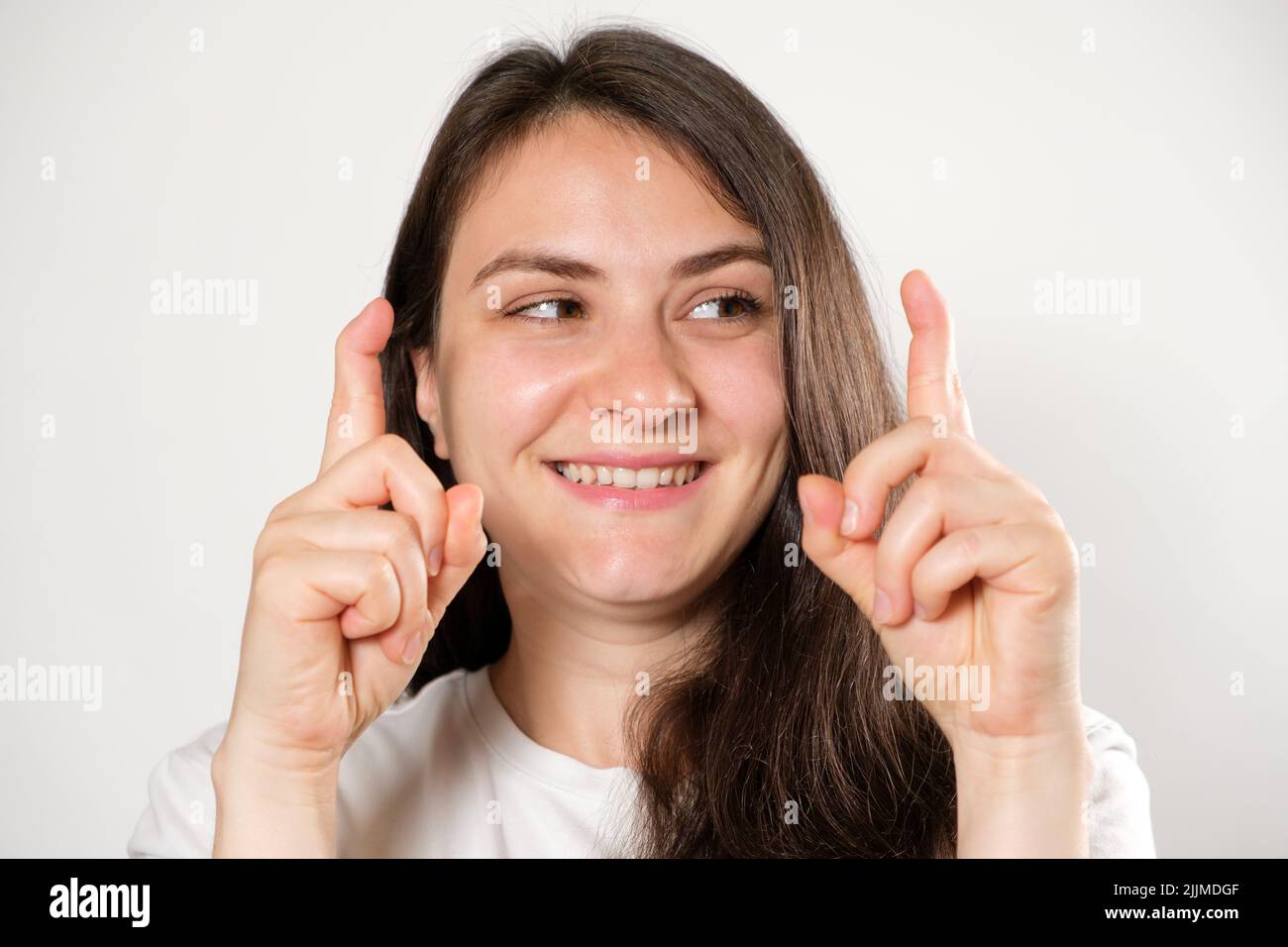 Una donna mostra una capacità insolita di piegare le dita in un solo giunto. Foto Stock