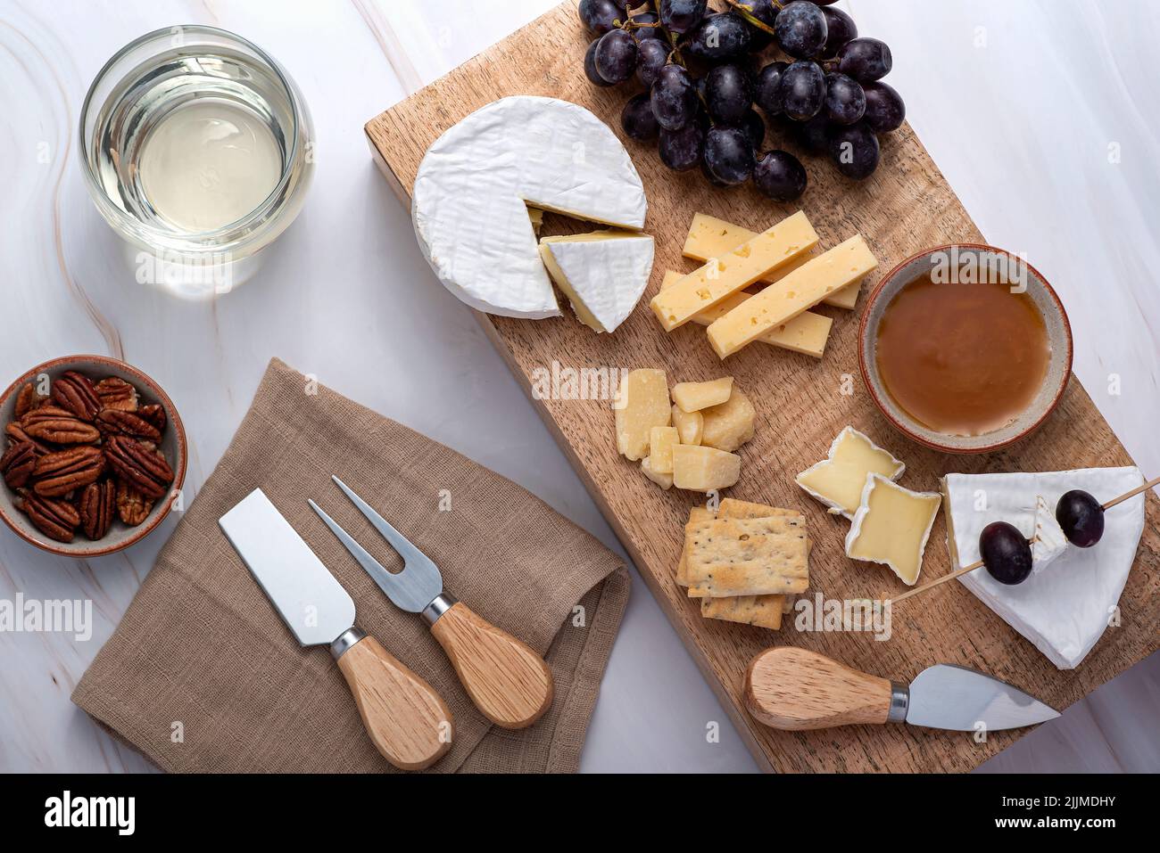 Fotografia alimentare di vino bianco, formaggio, uva, cracker Foto Stock