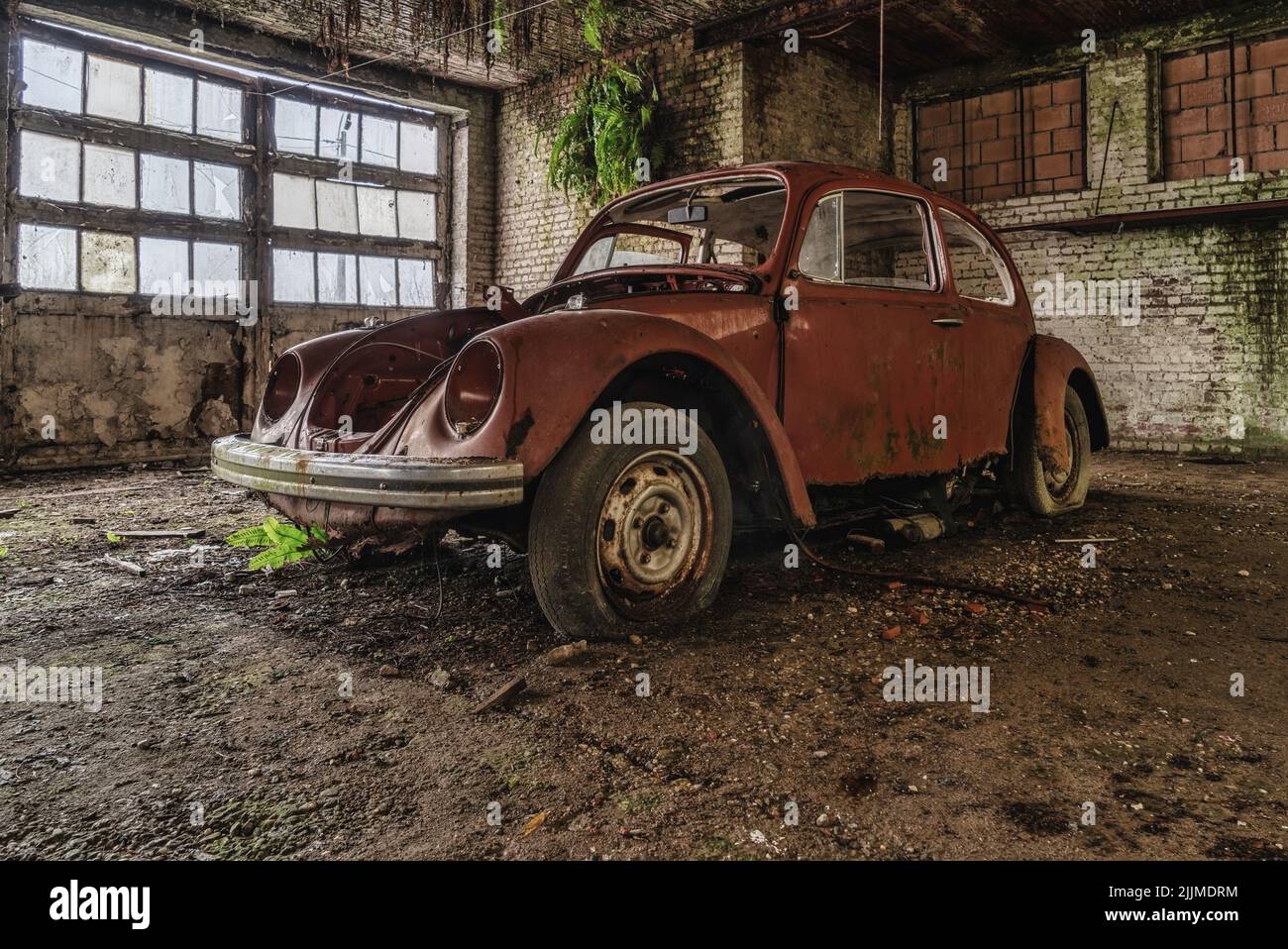 Un primo piano di un'auto antica nel luogo abbandonato Foto Stock
