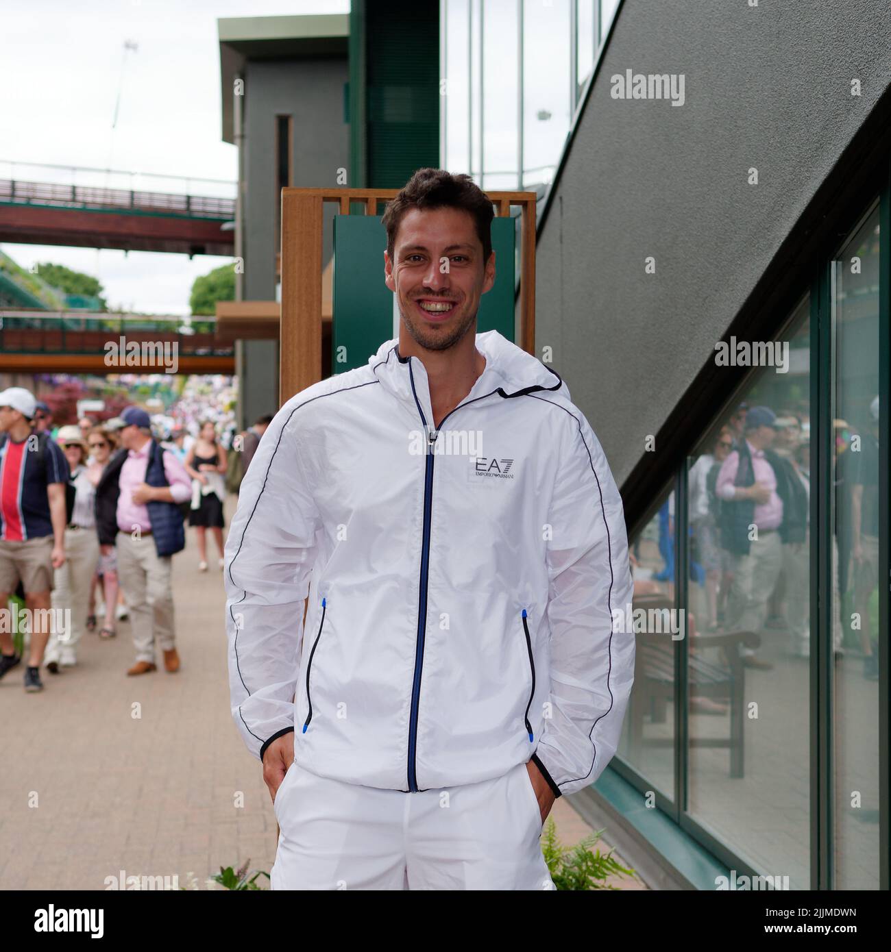 Wimbledon, Greater London, Inghilterra, luglio 02 2022: Wimbledon Tennis Championship. Il giocatore di tennis sorride per una foto prima di giocare una partita. Foto Stock