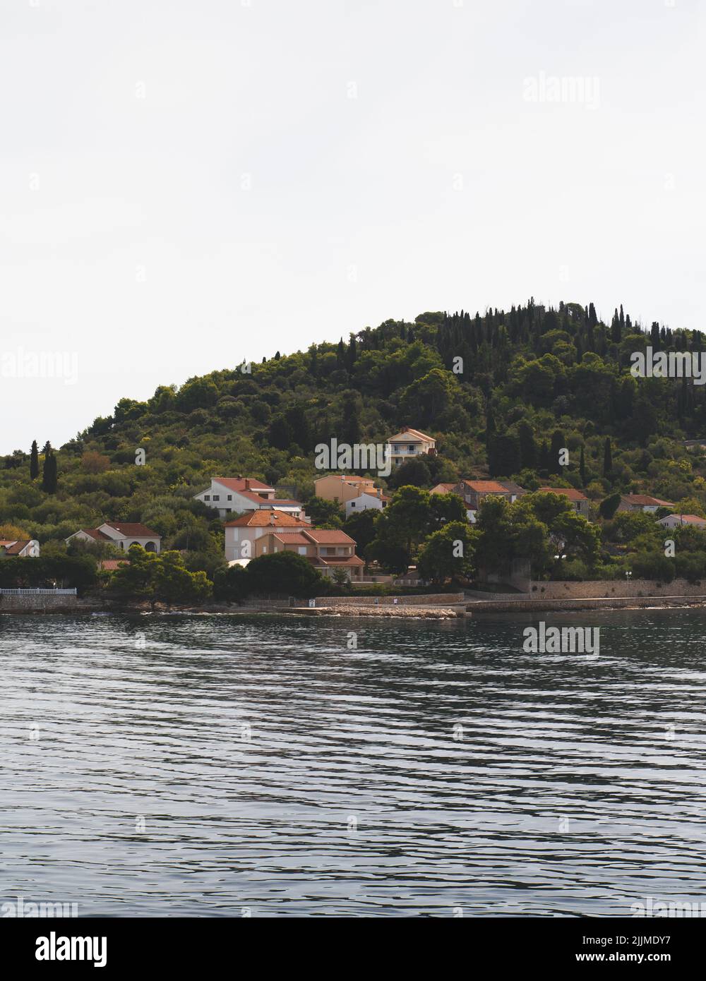 Una vista naturale di un villaggio costiero sull'isola di Croazia Foto Stock