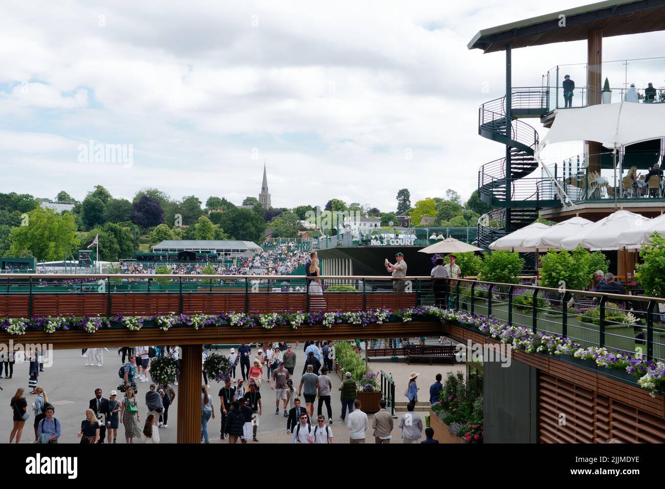 Wimbledon, Greater London, Inghilterra, luglio 02 2022: Wimbledon Tennis Championship. Complesso che include un passaggio sopraelevato dal cortile centrale e una scala Foto Stock