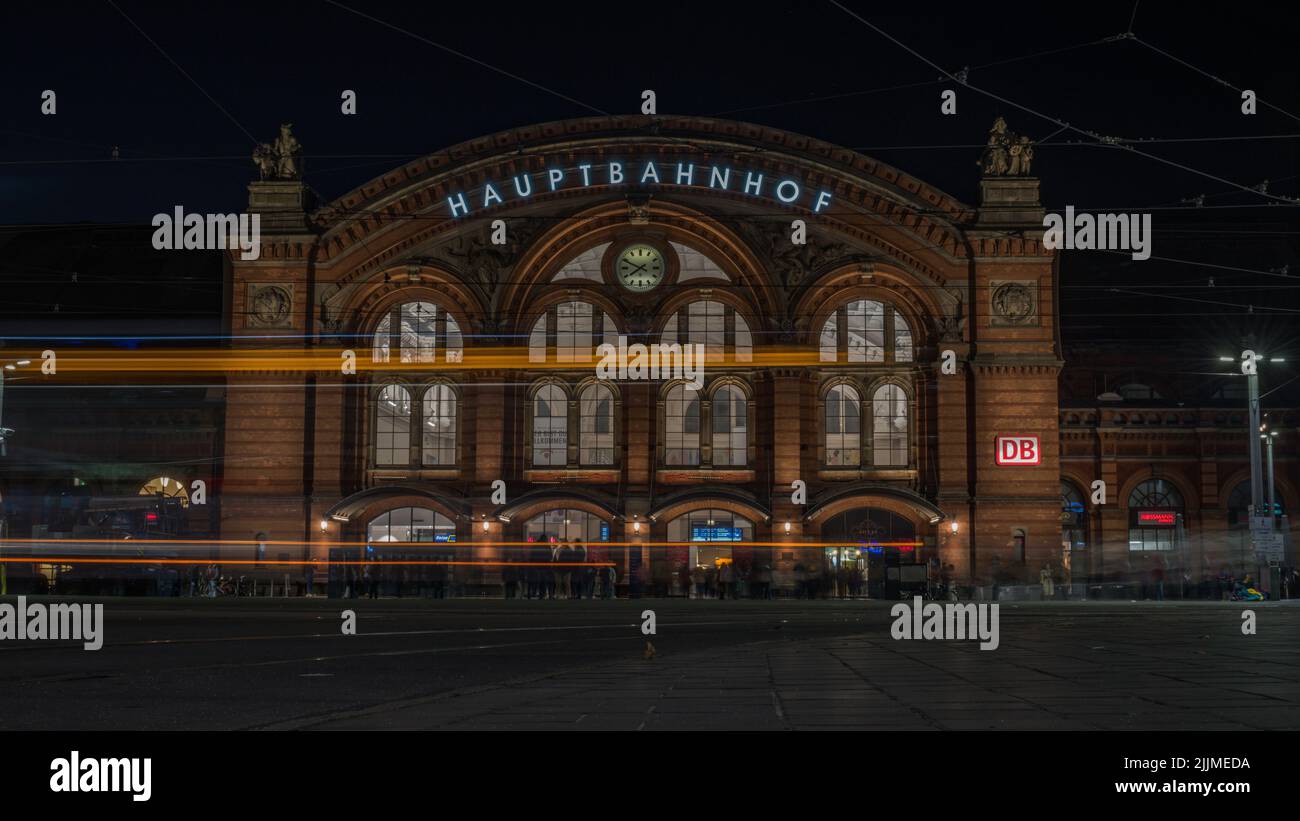 Una lunga esposizione di tram che passano da una stazione ferroviaria di Brema Foto Stock