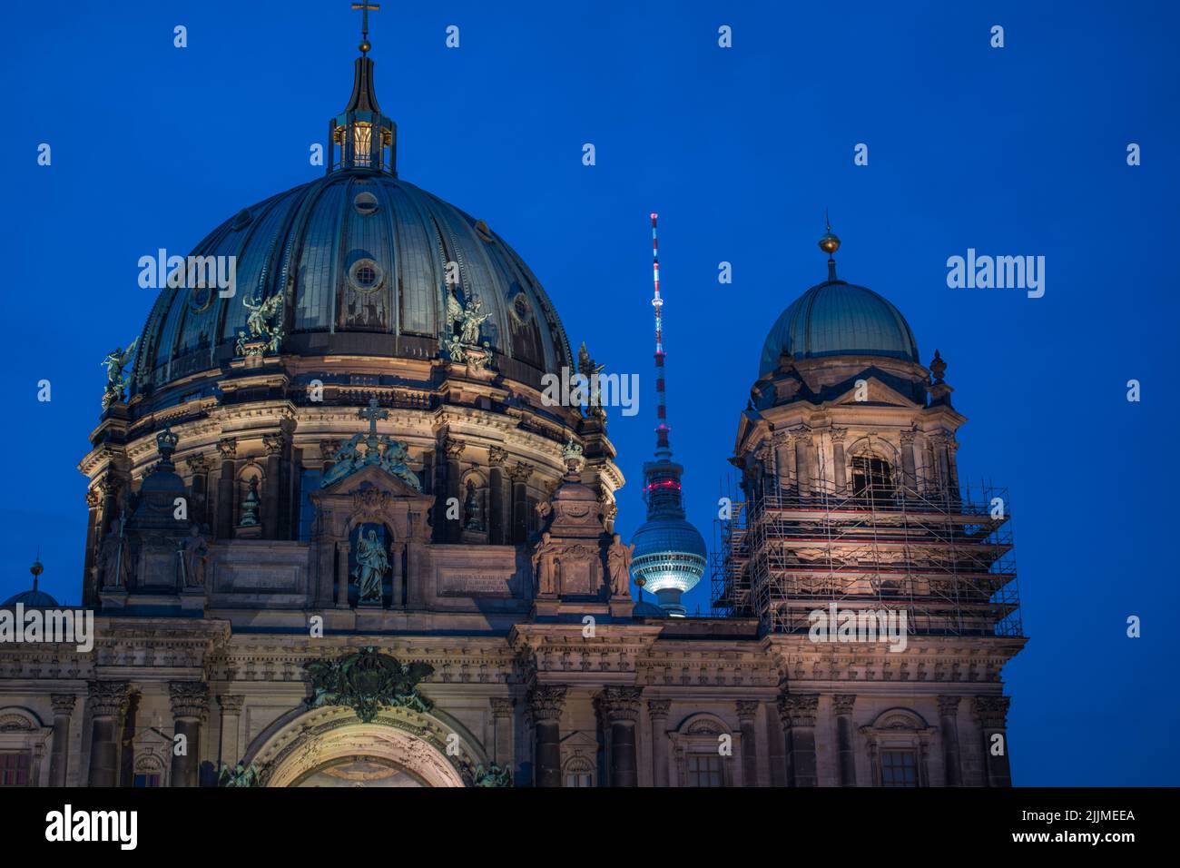 Una vista notturna della Cattedrale di Berlino e del Fernsehturm, Germania Foto Stock