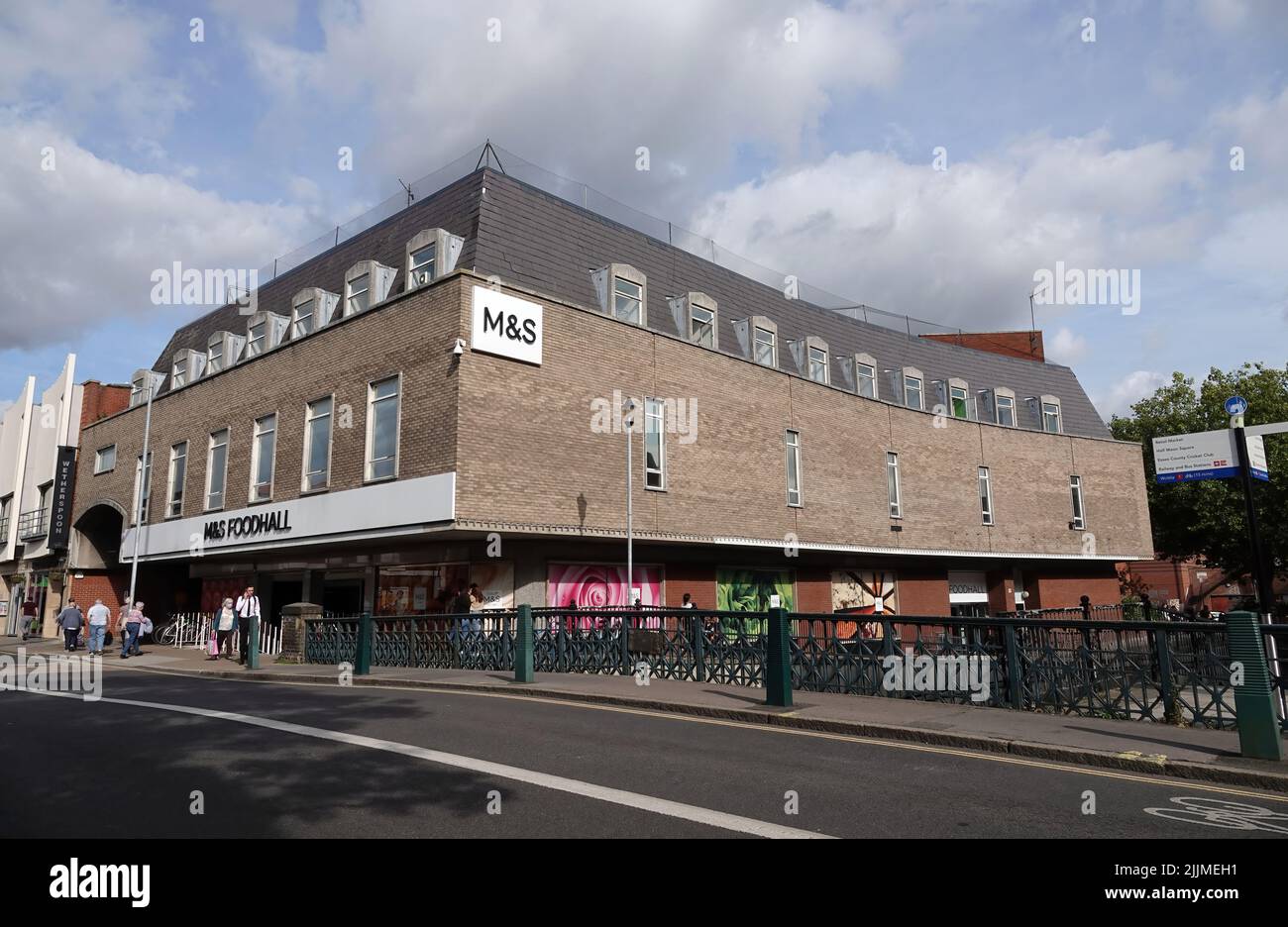 Primo piano dell'edificio Mark and Spencer Foodhall a New London Road, Chelmsford, Essex, Regno Unito Foto Stock