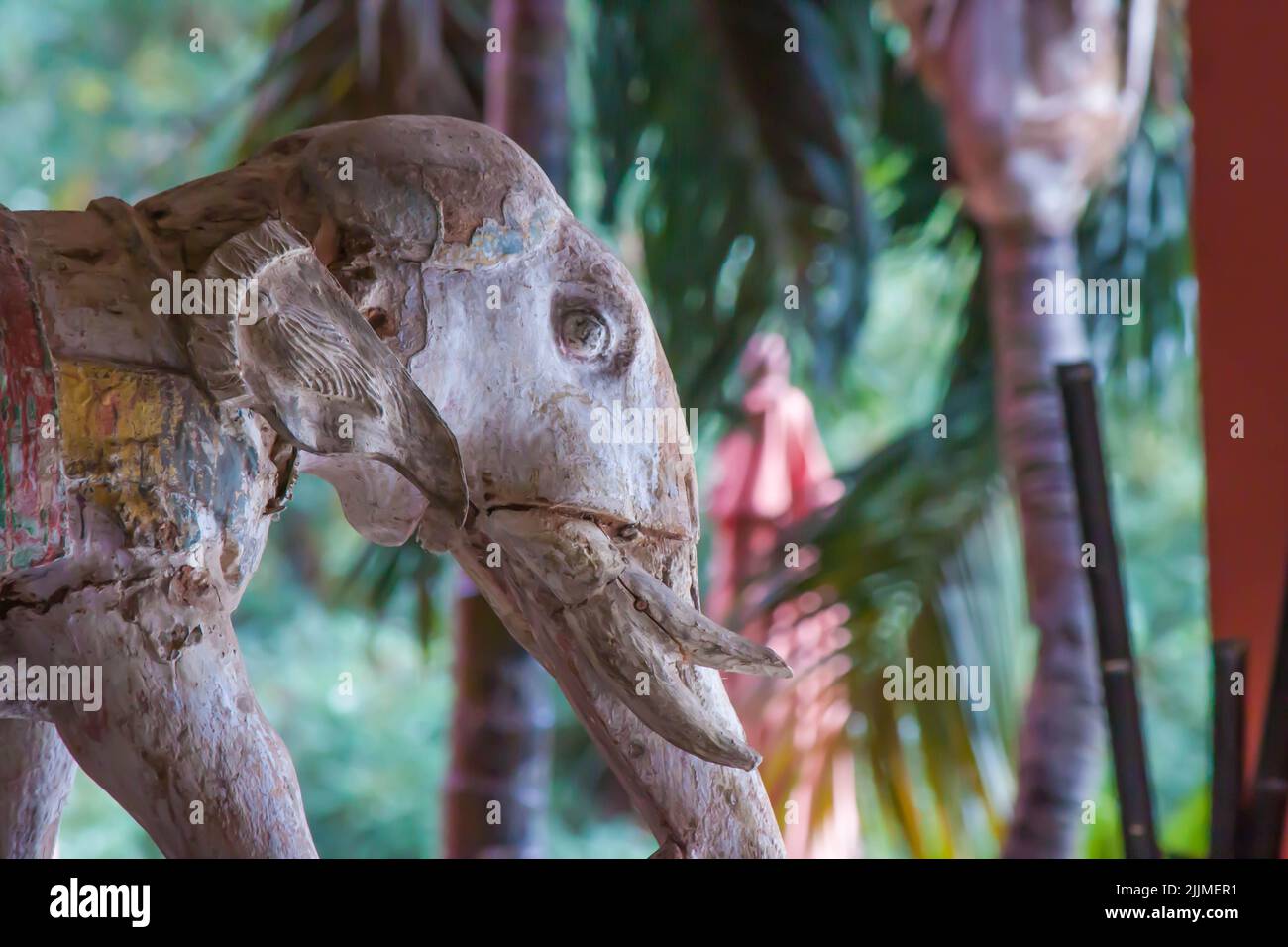 Un delicato focus di una vecchia scultura di elefante in un hotel a Bali Foto Stock