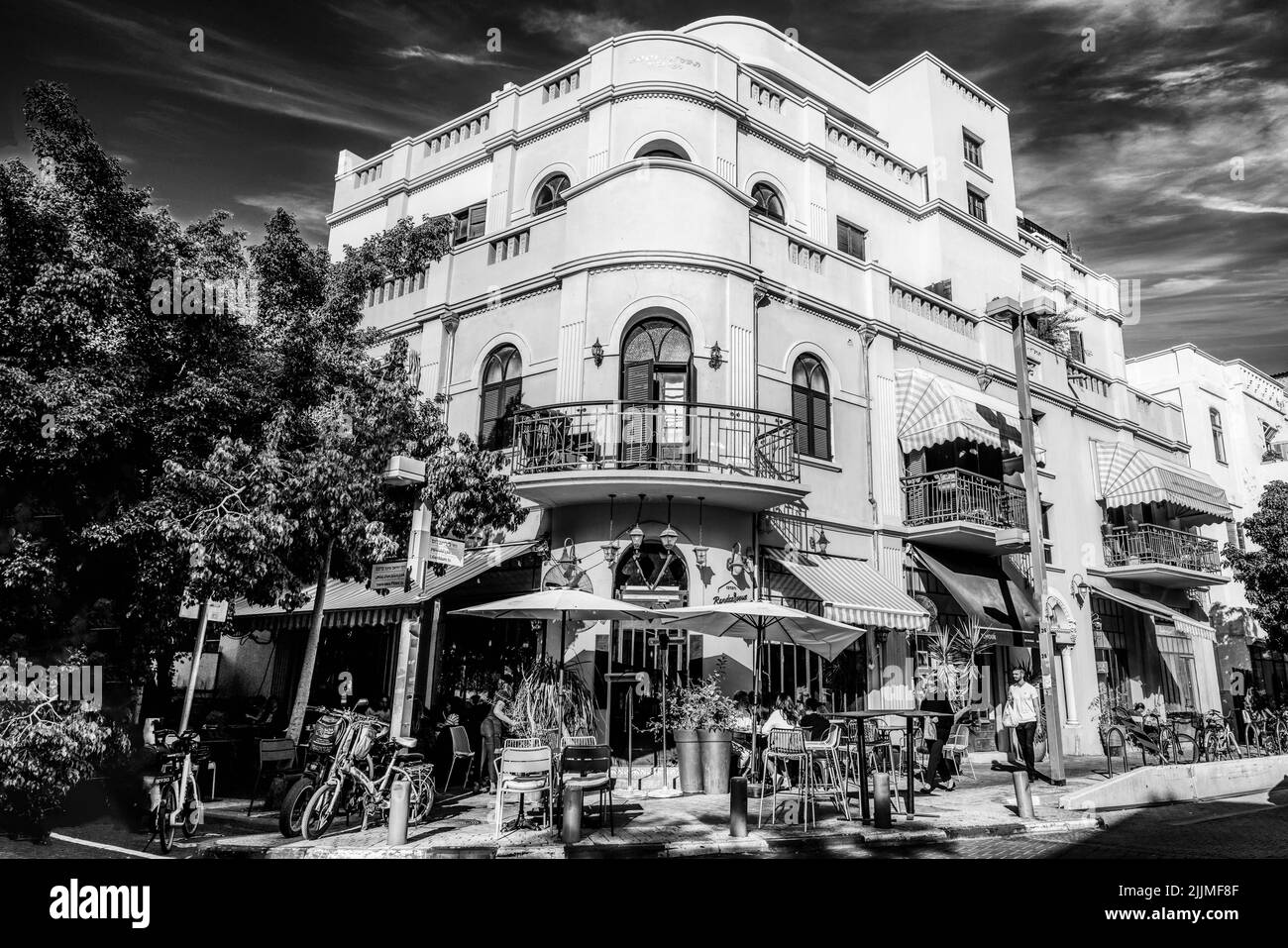 Una scala di grigi di una vecchia casa, una delle prime, della città di Tel Aviv Foto Stock