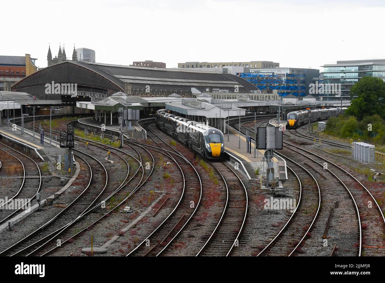 Stazione di Bristol Temple Meads, Bristol, Regno Unito. 27th luglio 2022. Vista generale di una stazione di Bristol Temple Meads mentre il personale della ferrovia NUT esce in sciopero lasciando un servizio limitato per i passeggeri. Picture Credit: Graham Hunt/Alamy Live News Foto Stock