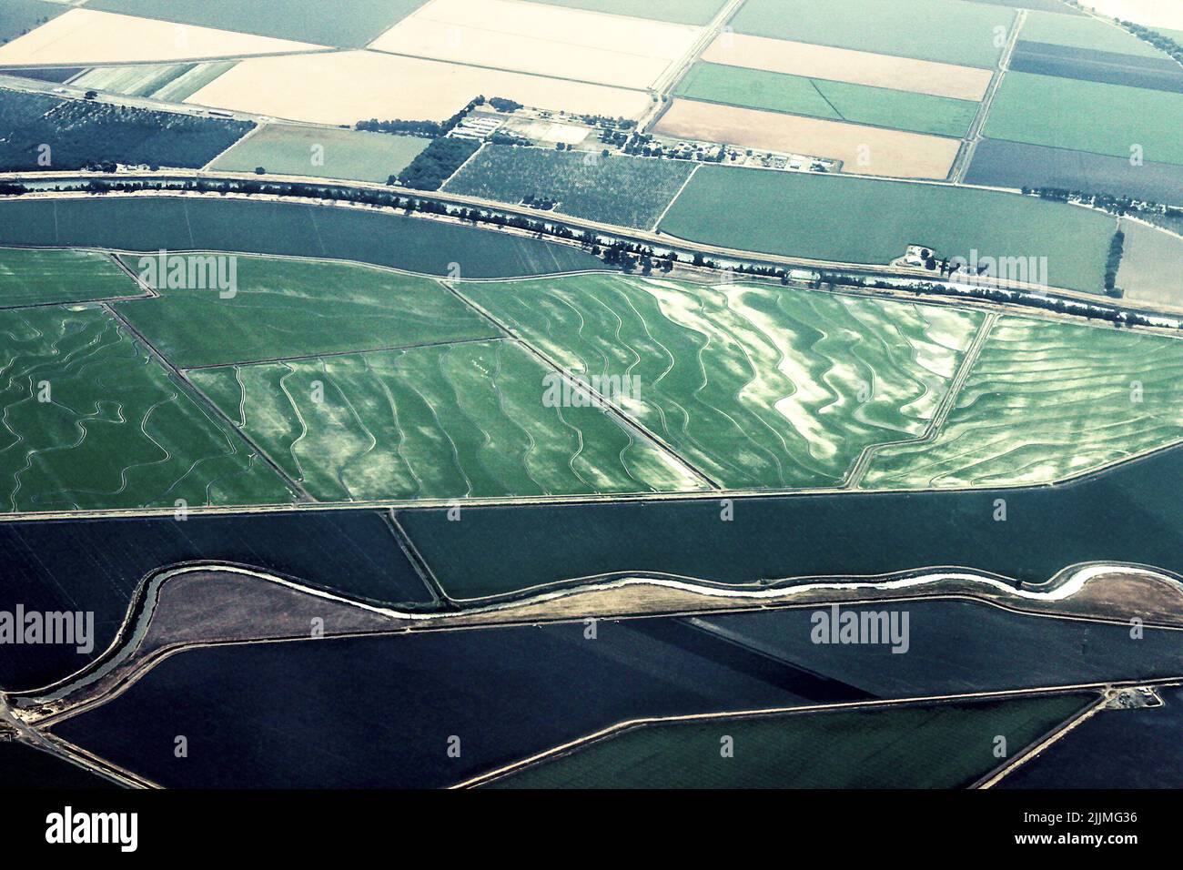 Arial vista di campi terrazzati allagati e fossati di irrigazione vicino Sacramento California USA Foto Stock