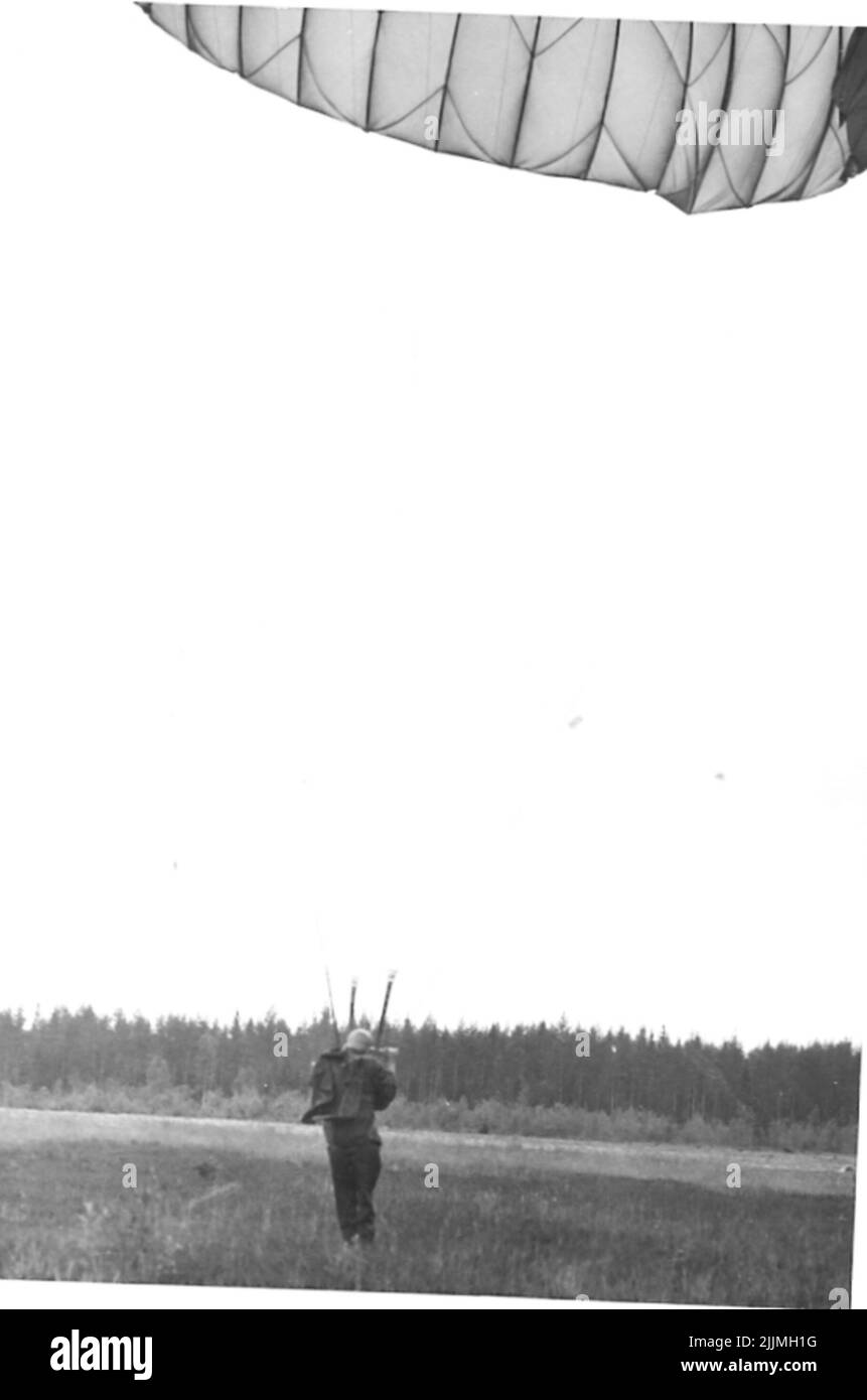 La scuola dei paracadutisti di Karlsborg all'inizio del 1960s. Paracadute jumping. Foto Stock