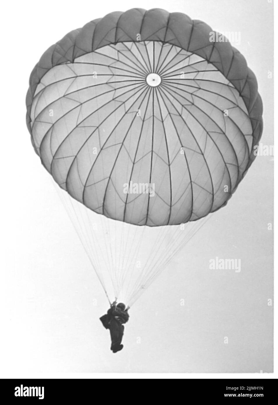La scuola dei paracadutisti di Karlsborg all'inizio del 1960s. Paracadute jumping. Foto Stock