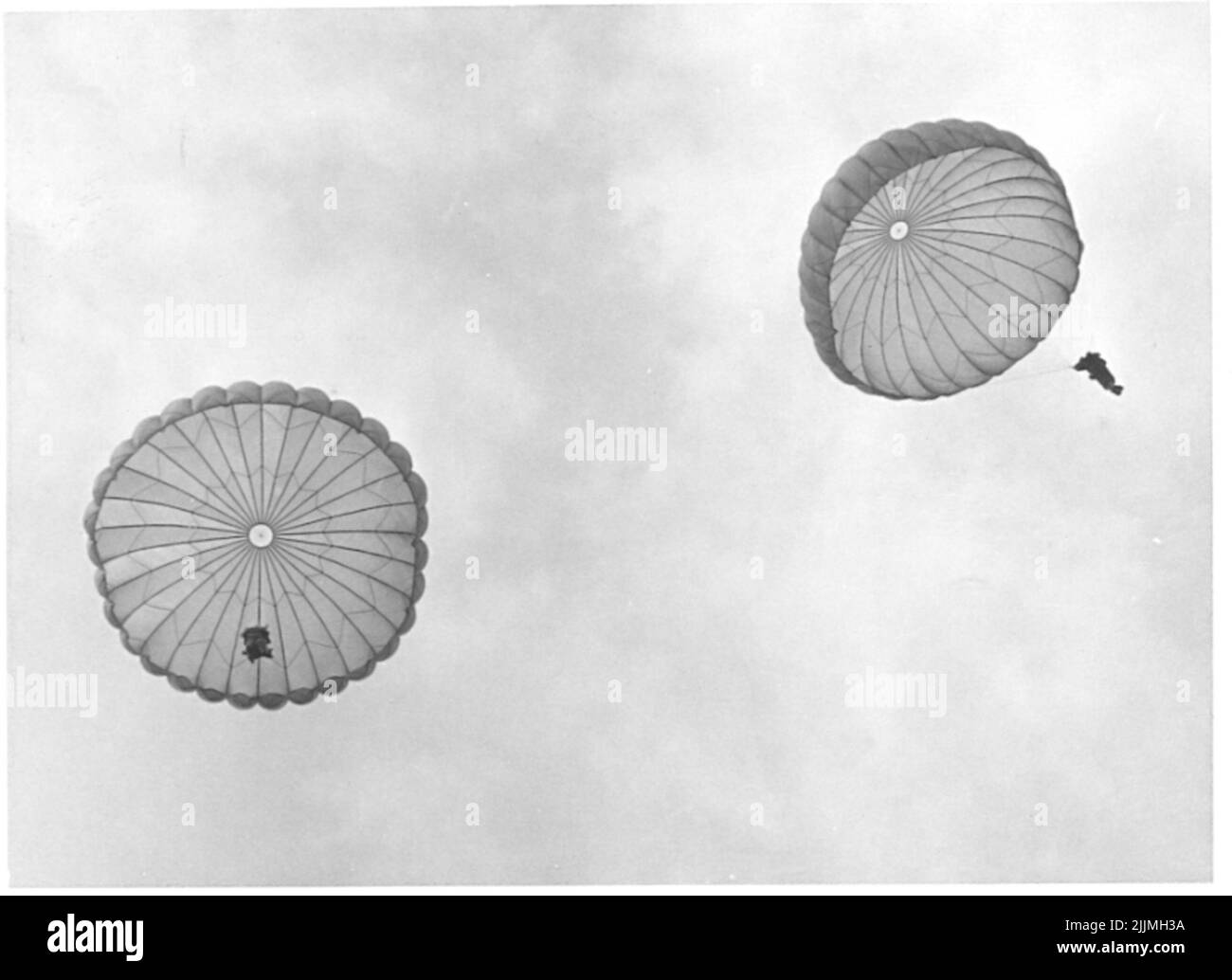 La scuola dei paracadutisti di Karlsborg all'inizio del 1960s. Paracadute jumping. Foto Stock